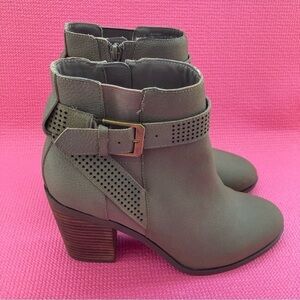 Crown Vintage Ankle Boots Chunky Heeled Leather Size 9 Color  Taupe.